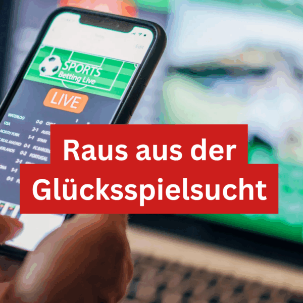Eine Person hält ein Smartphone, auf dem eine Sportwetten-App angezeigt wird, mit dem Text "Raus aus der Glücksspielsucht" in fetter roter Schrift quer über das Bild. Im Hintergrund ist ein verschwommener Bildschirm zu sehen.