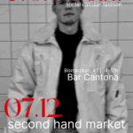 Ein schwarz-weißes Plakat für den Stoffmarkt: Social Circular Fashion zeigt eine Person in weißer Jacke und Mütze, Veranstaltungshinweise, einen QR-Code und das Caritas-Logo. Der Markt findet am 7. Dezember in der Bar Cantona, Bismarckstr. 47.