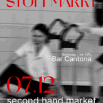Ein schwarz-weißes, unscharfes Foto von zwei Personen mit einem Wagen; in fetter roter Schrift steht "STOFFMARKT". Veranstaltungshinweise in weißem und rotem Zustand: 07.12., Second Hand Markt, Sonntag 14-17h, Bar Cantona.